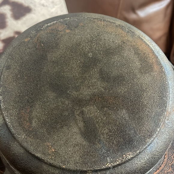 Cast Iron Dutch Oven - Black seasoned and ready for use or display. EUC - Picture 8 of 8